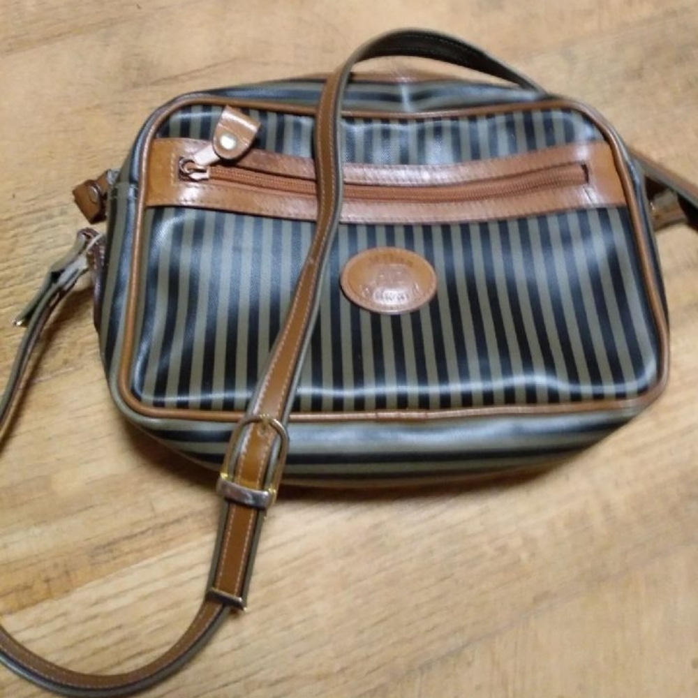 AE Allen Edmonds shoulderbag